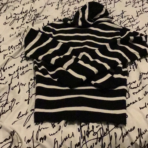 Ladies Guess Sweater - Picture 6 of 8